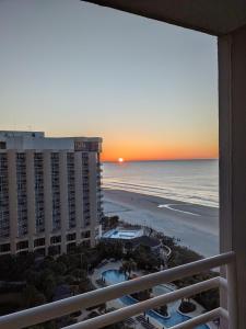 uma vista para a praia a partir da varanda de um resort em 1508 North Hampton Kingston Plantation condo em Myrtle Beach