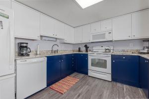 1508 North Hampton Kingston Plantation condo的厨房或小厨房