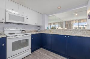 1508 North Hampton Kingston Plantation condo的厨房或小厨房