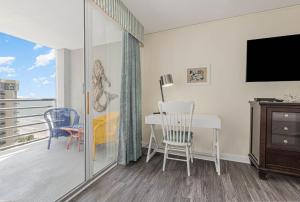 1508 North Hampton Kingston Plantation condo的电视和/或娱乐中心