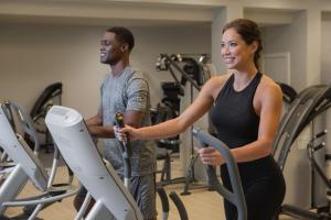 1508 North Hampton Kingston Plantation condo的健身中心和/或健身设施