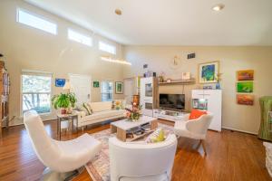 a living room with white chairs and a couch at King Bed in Relaxing Oasis, with FREE Snack/Wi-Fi/Parking in San Marcos