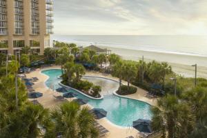 z góry widok na ośrodek z basenem i plażę w obiekcie Ocean View 3 Bedroom Unit #1607 Royale Palms condo w mieście Myrtle Beach