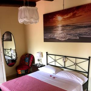1 dormitorio con 1 cama y una foto en la pared en La Massaria B&B affittacamere riservatissimo en San Michele di Serino