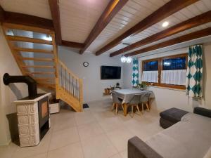 sala de estar con sofá, mesa y fogones en Domek u Beti, en Wąglikowice
