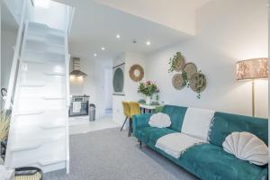 Un lugar para sentarse en Cosy Two bed Apartment for family and contractors Milton Keynes by O&J Real Estate