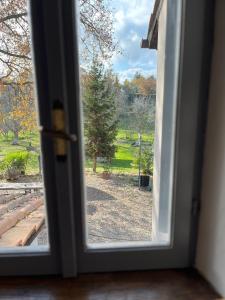 una puerta abierta con vistas a un parque en A casa di Lallo, en Viterbo