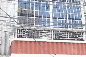 a bunch of wires on the side of a building at Hermoso apartamento con Jacuzzi. in Santo Domingo