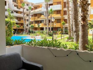 Kép Turquesa Apartment,Punta Prima ,2 bed, 4 swimming pools and cabriolet Peugeot 307 included szállásáról Torreviejában a galériában