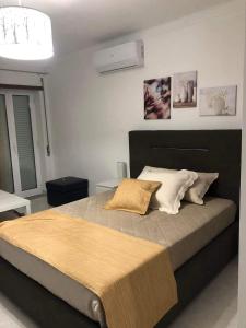 1 dormitorio con 1 cama grande en una habitación en VC Alojamentos, en Seia