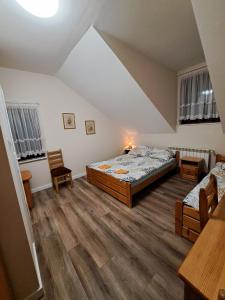 1 dormitorio con 2 camas, mesa y sillas en Willa Dniestrzanka, en Krynica-Zdrój