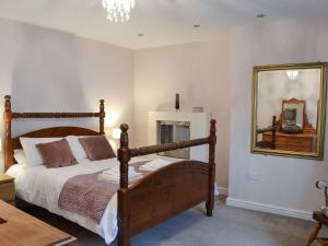 een slaapkamer met een bed en een spiegel bij The Dun Cow in Bishop Middleham