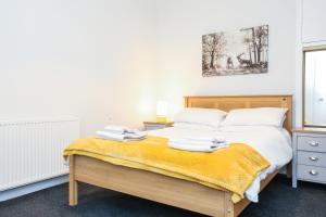 Un pat sau paturi într-o cameră la mySTAYINN Tomnahurich Guest House