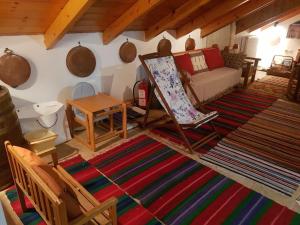 - un salon avec un canapé et un tapis dans l'établissement Stone Mountainhouse near Kalavryta, North Peloponnese, Greece, 
