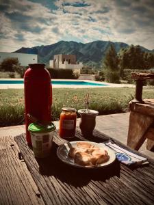 uma mesa com um prato de comida e uma bebida em La Americana, casa entre sierras em Luján