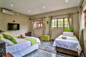 Postel nebo postele na pokoji v ubytování Luxury Kruger Escape