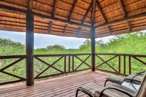 une terrasse couverte avec des chaises sur une terrasse en bois dans l'établissement Luxury Kruger Escape, à Marloth Park
