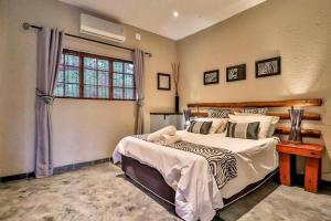 Postel nebo postele na pokoji v ubytování Luxury Kruger Escape