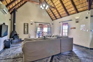 TV a/nebo společenská místnost v ubytování Luxury Kruger Escape