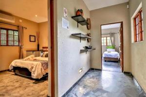 Postel nebo postele na pokoji v ubytování Luxury Kruger Escape