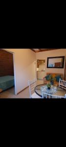 ein Wohnzimmer mit einem Tisch, Stühlen und einem Sofa in der Unterkunft Arriendo mini departamento en Coquimbo in Coquimbo