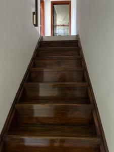 Una escalera con escalones de madera en una casa en Dúplex la Caleta en Mar de Cobo