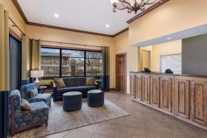 a living room with furniture and a large window at Best Western Winners Circle in Hot Springs