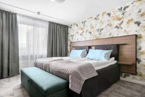 sypialnia z dużym łóżkiem i oknem w obiekcie Best Western Plus Grand Hotel Elektra w mieście Ludvika