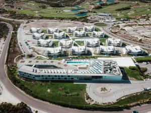 una vista aerea di un grande edificio bianco di Royal Obidos Spa & Golf Resort a Casal da Lagoa Seca