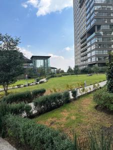 un parque frente a un edificio alto en Luxury dpt Santa Fe, en Ciudad de México