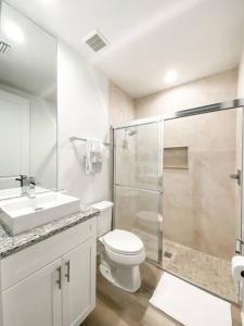 Un baño con ducha, inodoro y lavabo. en BRAND NEW 3 bedroom near DISNEY / Wi-Fi / Parking, en Orlando