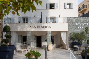 un hôtel avec un panneau indiquant casa blanca dans l'établissement Best Western Hotel Casa Bianca, à Calvi