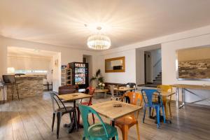 - un restaurant avec des tables et des chaises dans une salle dans l'établissement Best Western Hotel Casa Bianca, à Calvi