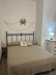 una camera con letto con struttura blu di La Casa di Spinosella a Valledoria