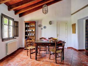 jadalnia z drewnianym stołem i krzesłami w obiekcie Holiday Home in Villanueva near El Torcal Park w mieście Antequera