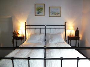 sypialnia z dużym łóżkiem i dwoma szafkami nocnymi w obiekcie Holiday Home in Villanueva near El Torcal Park w mieście Antequera +20 zdjęć