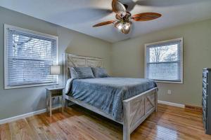 - une chambre avec un lit et un ventilateur de plafond dans l'établissement Auburndale, à Asheville