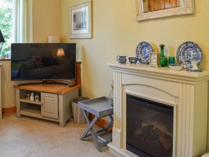 ein Wohnzimmer mit einem Kamin und einem TV in der Unterkunft The Haven in Heysham