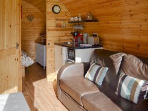 a living room with a couch in a cabin at Park View - Ukc4925 in Roydon