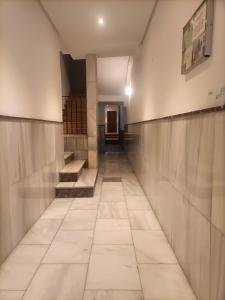 馬德里的住宿－HABITACION EN CHUECA, CENTRO DE MADRID，走廊,位于一栋铺有瓷砖地板的建筑内