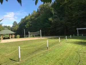 Zdjęcie z galerii obiektu Leśniczówka domek sauna jeziorko w lesie na wyłączność w mieście Straszydle
