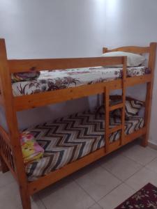 מיטה או מיטות קומותיים בחדר ב-Apartamento térreo chique