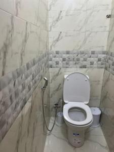 łazienka z toaletą i prysznicem w obiekcie Cozy place in the heart of rabat w mieście Rabat