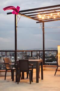 a table and chairs on a balcony with a view at La Curva Apartamentos in Cali