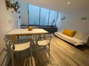 sala de estar con mesa, sillas y cama en Montañeses 2830 Duplex Flat en Buenos Aires