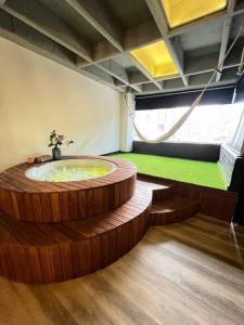 Posezení v ubytování Deluxe Man cave with jacuzzy