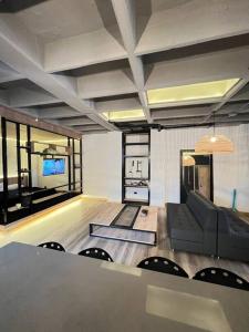 TV a/nebo společenská místnost v ubytování Deluxe Man cave with jacuzzy