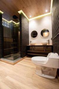 Koupelna v ubytování Deluxe Man cave with jacuzzy + 4 fotografie