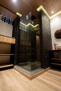 Koupelna v ubytování Deluxe Man cave with jacuzzy