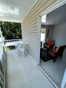 un patio con mesa y sillas en un porche en ARNAS HOME en San Andrés